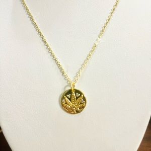 Mariguana plant necklace